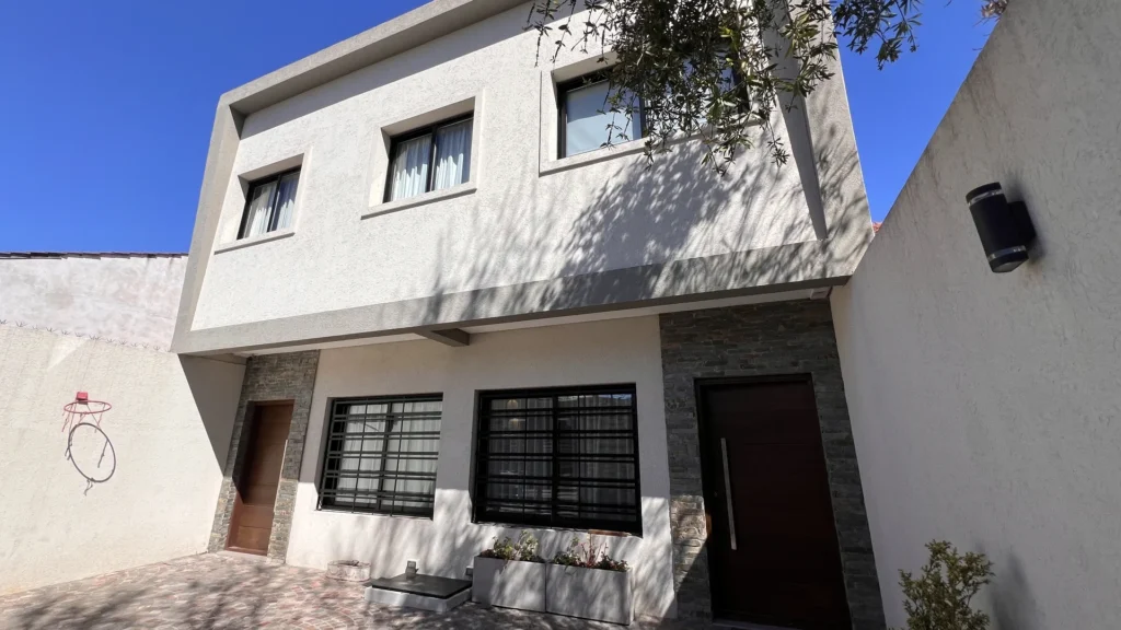 Obra Batalla la Florida, Vivienda en Dúplex en Villa Adelina, San Isidro; vista del frente imagen tomada desde el frente desde abajo