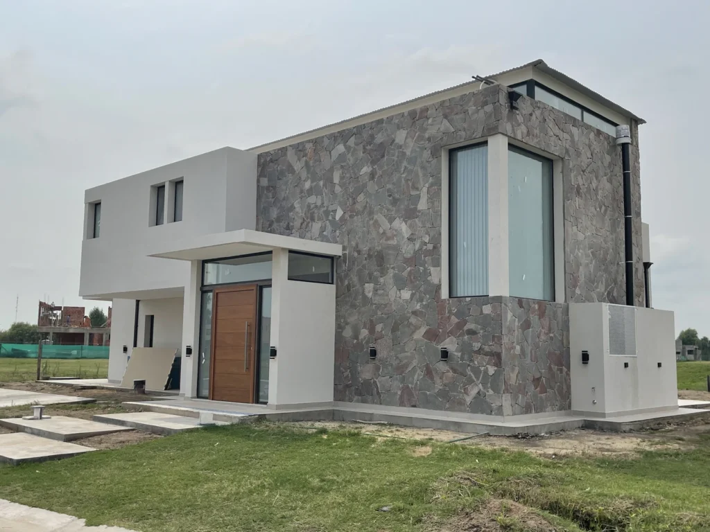 Barrio Náutico el Canal vivienda en construcción vista externa frente lateral